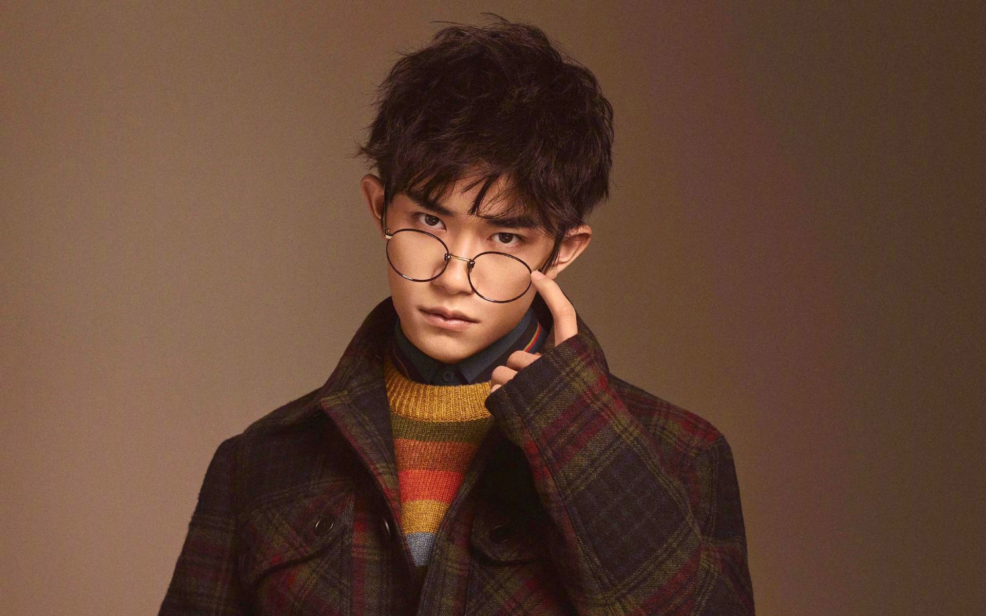 国王助教亲自参与投篮训练指导动作,国王助理教练